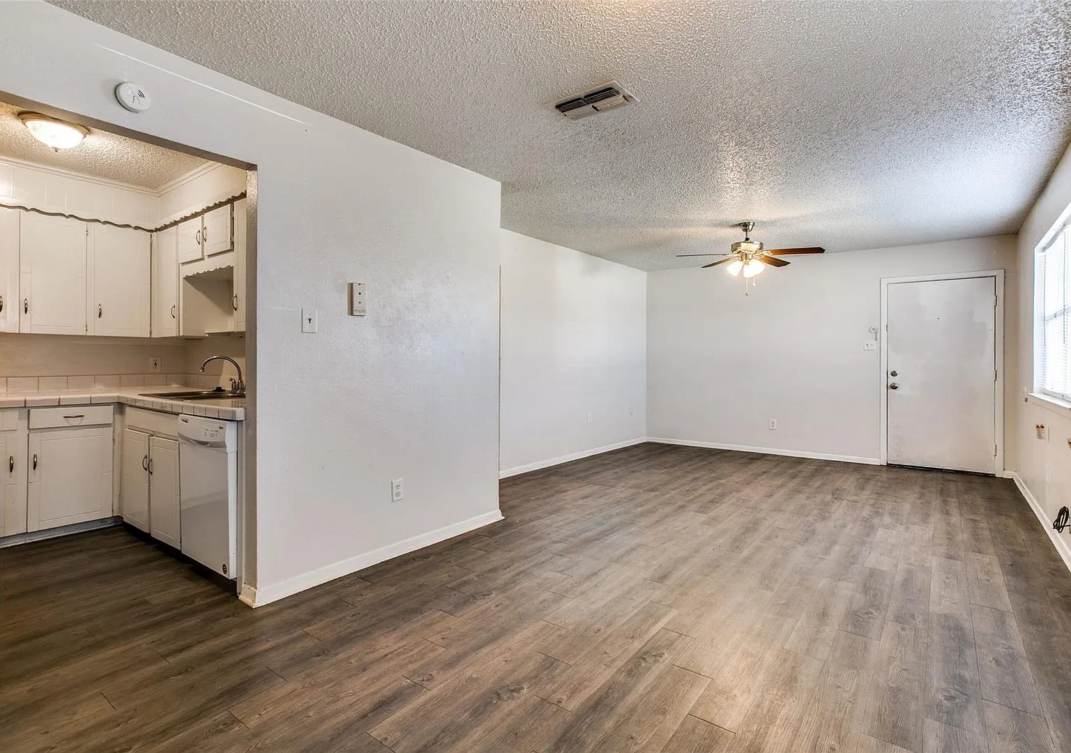 This charming 2-bedroom, 1-bathroom home in Crowley, TX, offers a perfect blend of comfort and co... — Photo 4