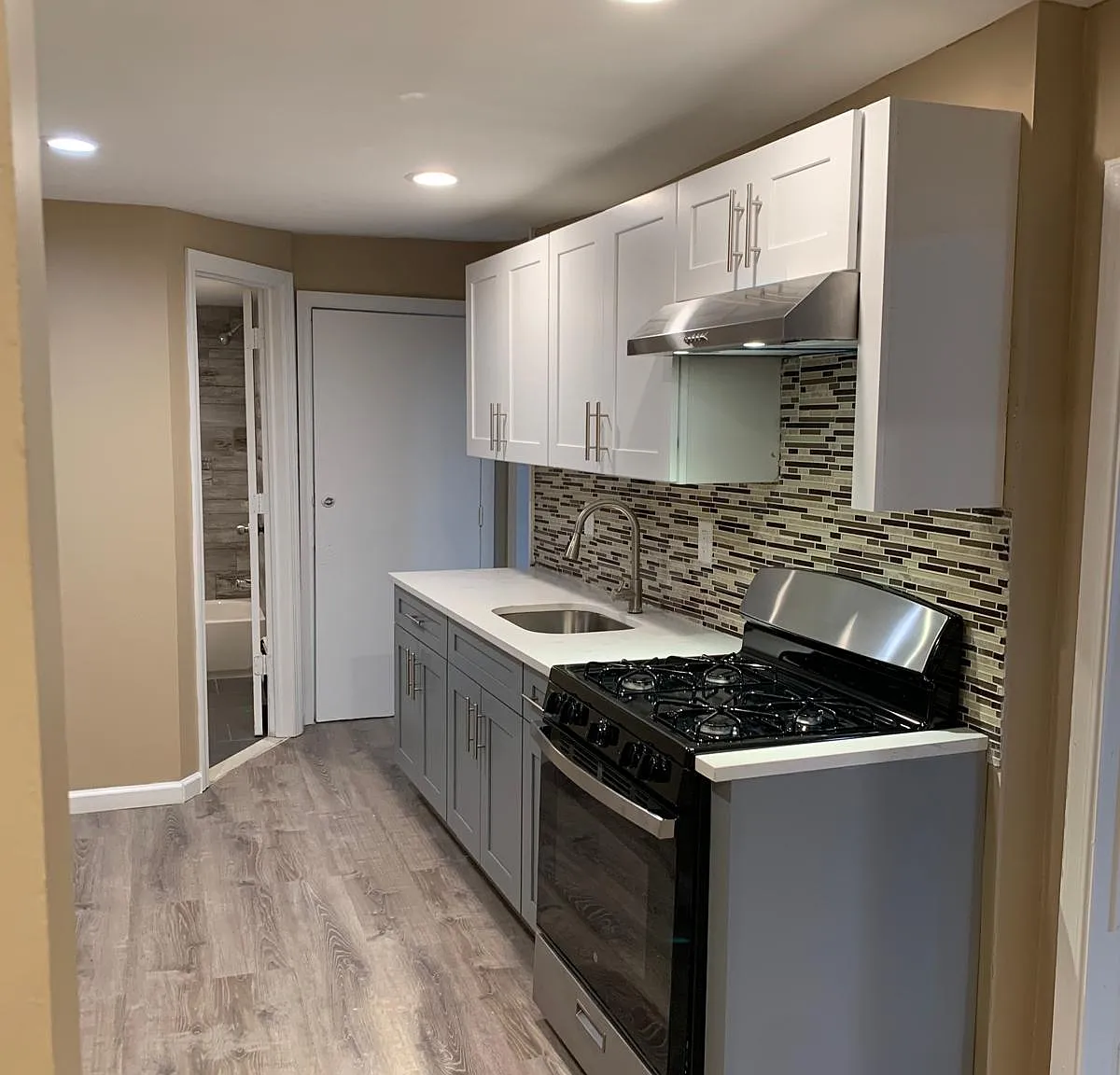 4 bed, 1000 sqft, $2,200 — Photo 1