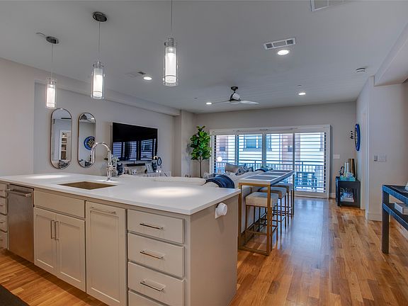 3rd image of 2127 Clark St #103
