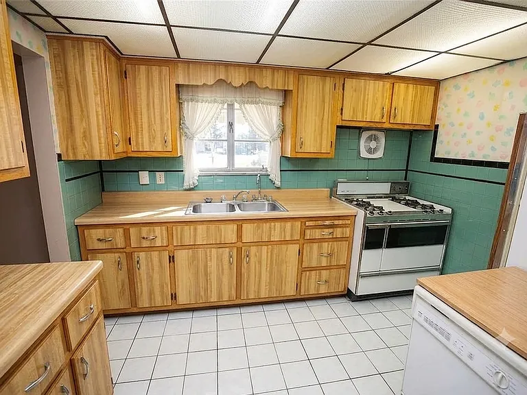 123 E Mifflin St — Photo 4