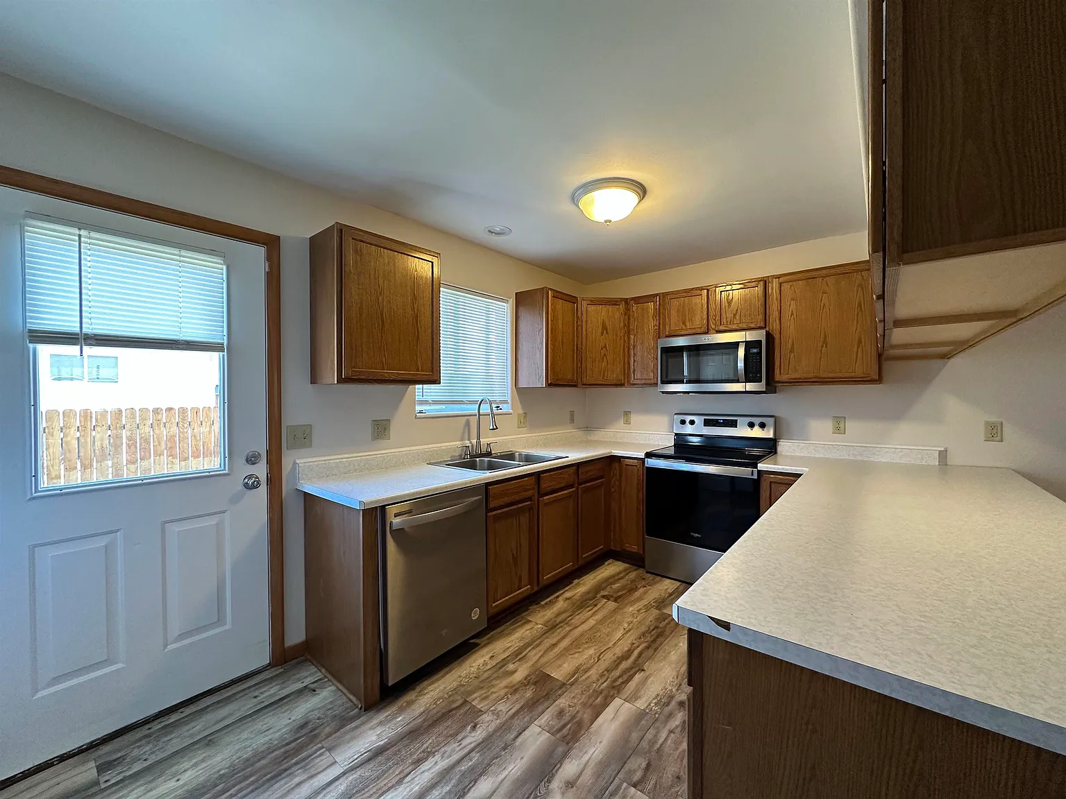 4 bed, 3.0 bath, 2335 sqft, $2,200 — Photo 4