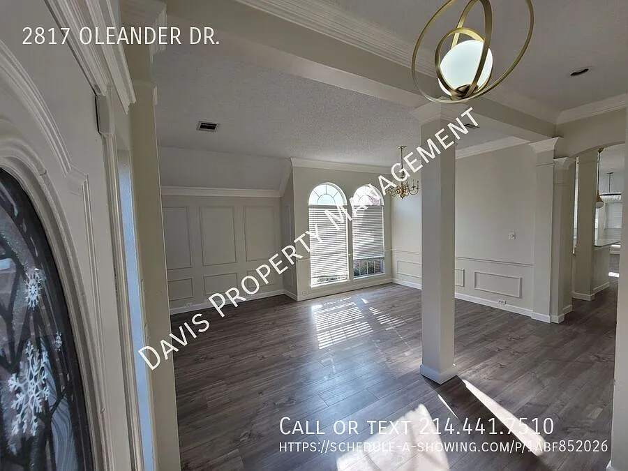 Building Photo - 2817 Oleander Dr