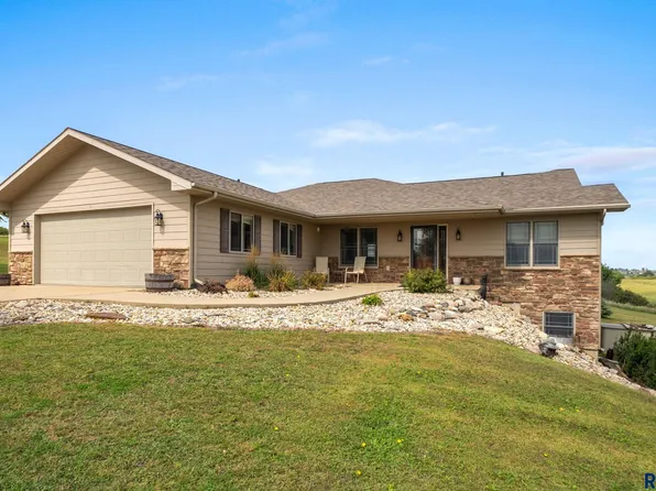 102 Round Lake Hills Dr, Wentworth, SD 57075