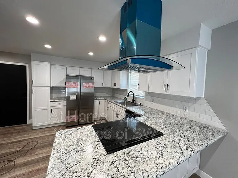 738 E Powell St — Photo 8