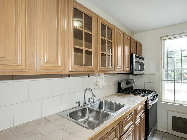 75-10 Yellowston Boulevard image 9 of 22