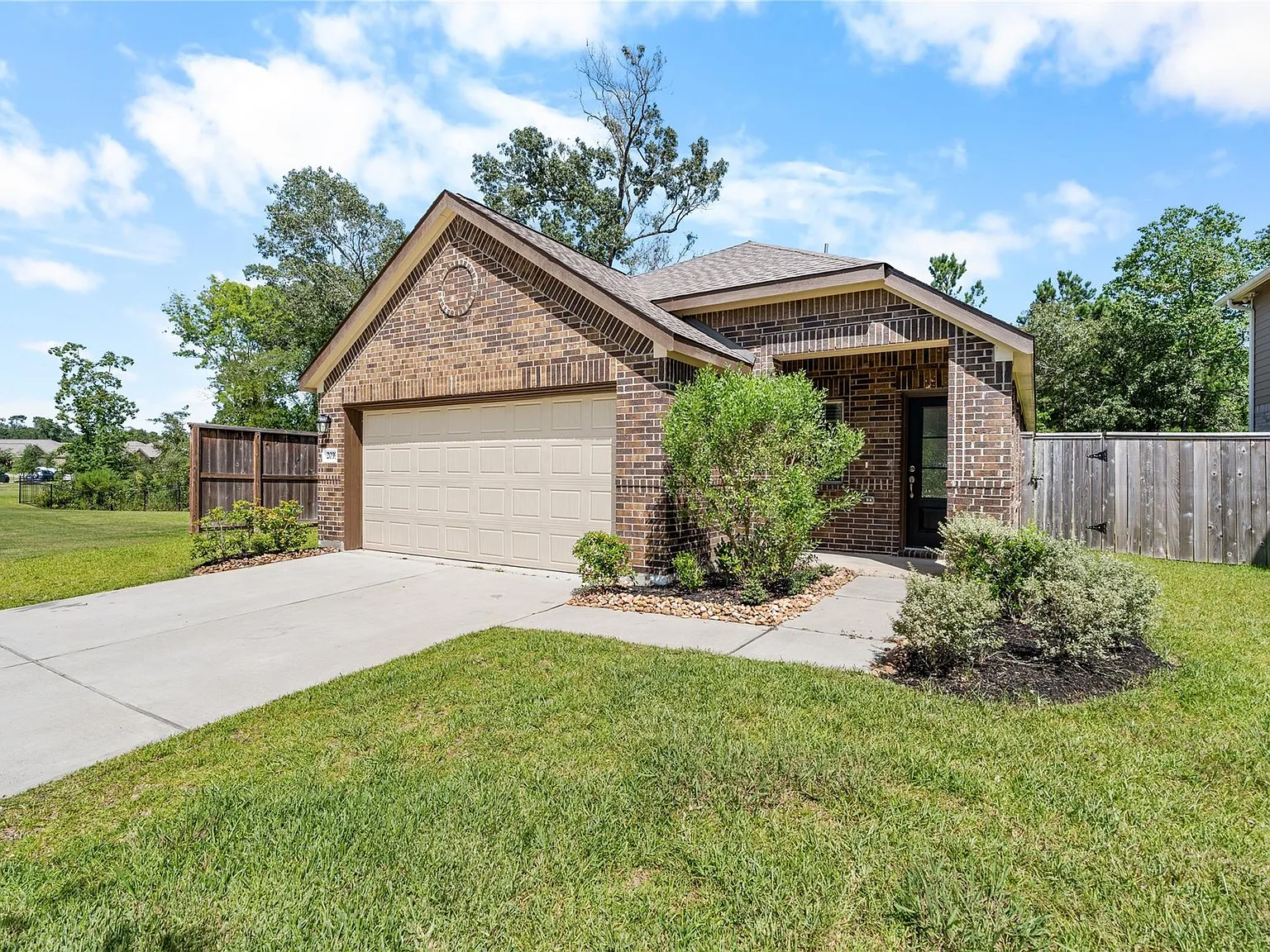 4 bed, 2.0 bath, 1568 sqft, $2,000 — Photo 2