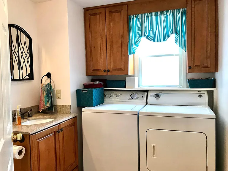 402 W Elm St — Photo 9