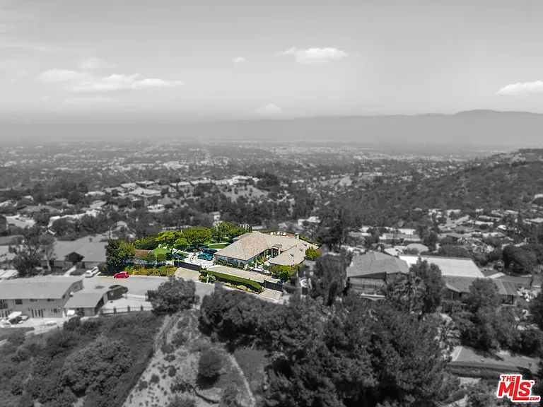 8416 Skyline Dr — Photo 2