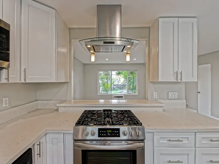 1923 Vanderbilt Ln — Photo 15