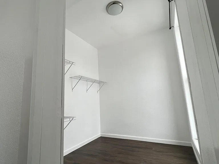 586 Arlington St — Photo 5
