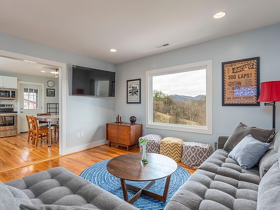 Upstairs living room w/ beautiful view!