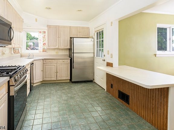 4th image of 441 Blanchard Ter