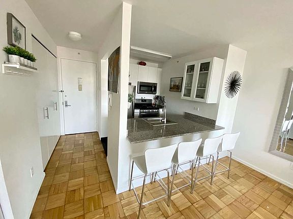 5th image of 505 W 37th St APT 3903