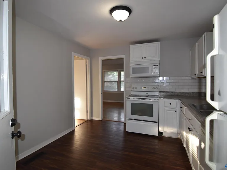 411 Ewing Dr — Photo 2