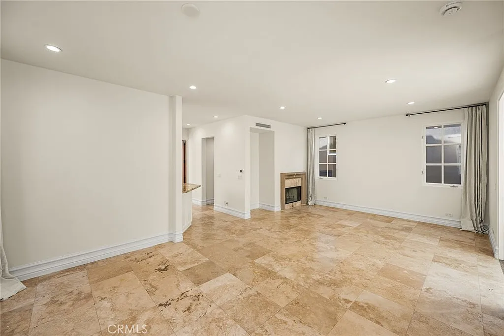 Building Photo - 407 Goldenrod Ave #B
