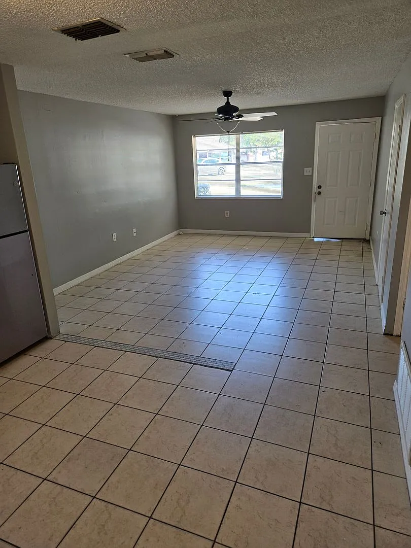 2 Bed / 1 Bath Duplex (Move In Special 1/2 Off 1st Month's Rent) — Photo 4