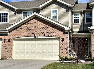 724 Wellington Ln, Cary, IL 60013