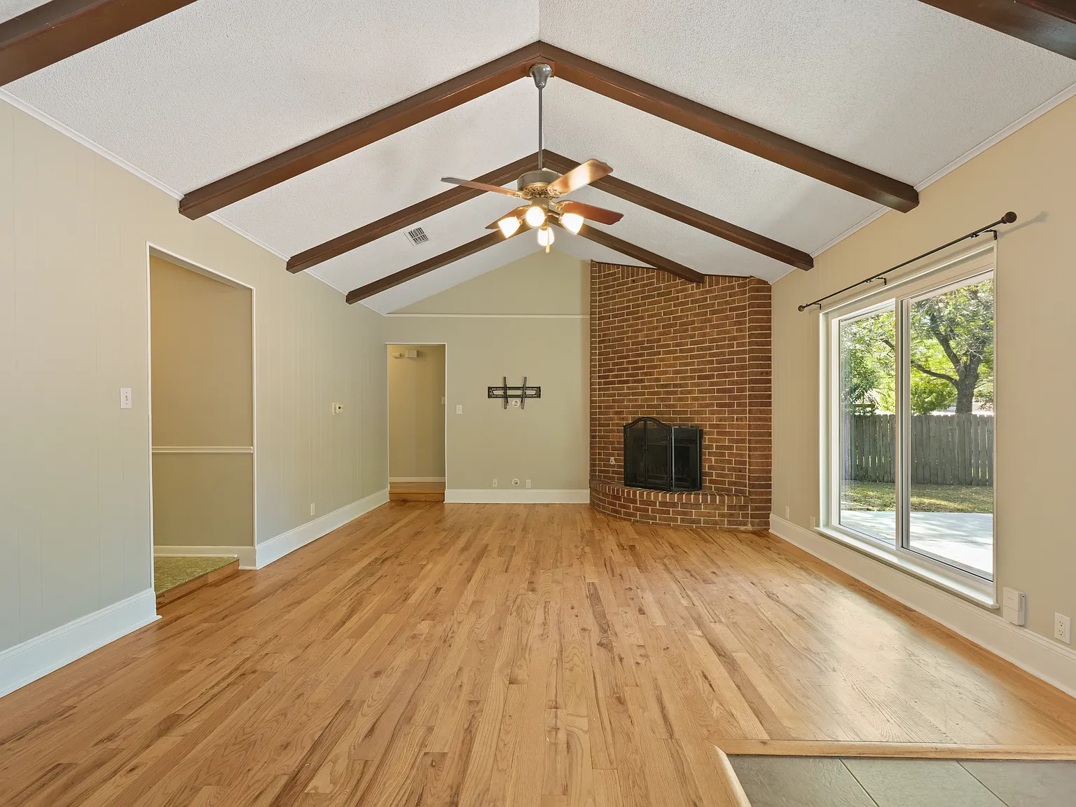 3 bed, 1340 sqft, $2,500 — Photo 4