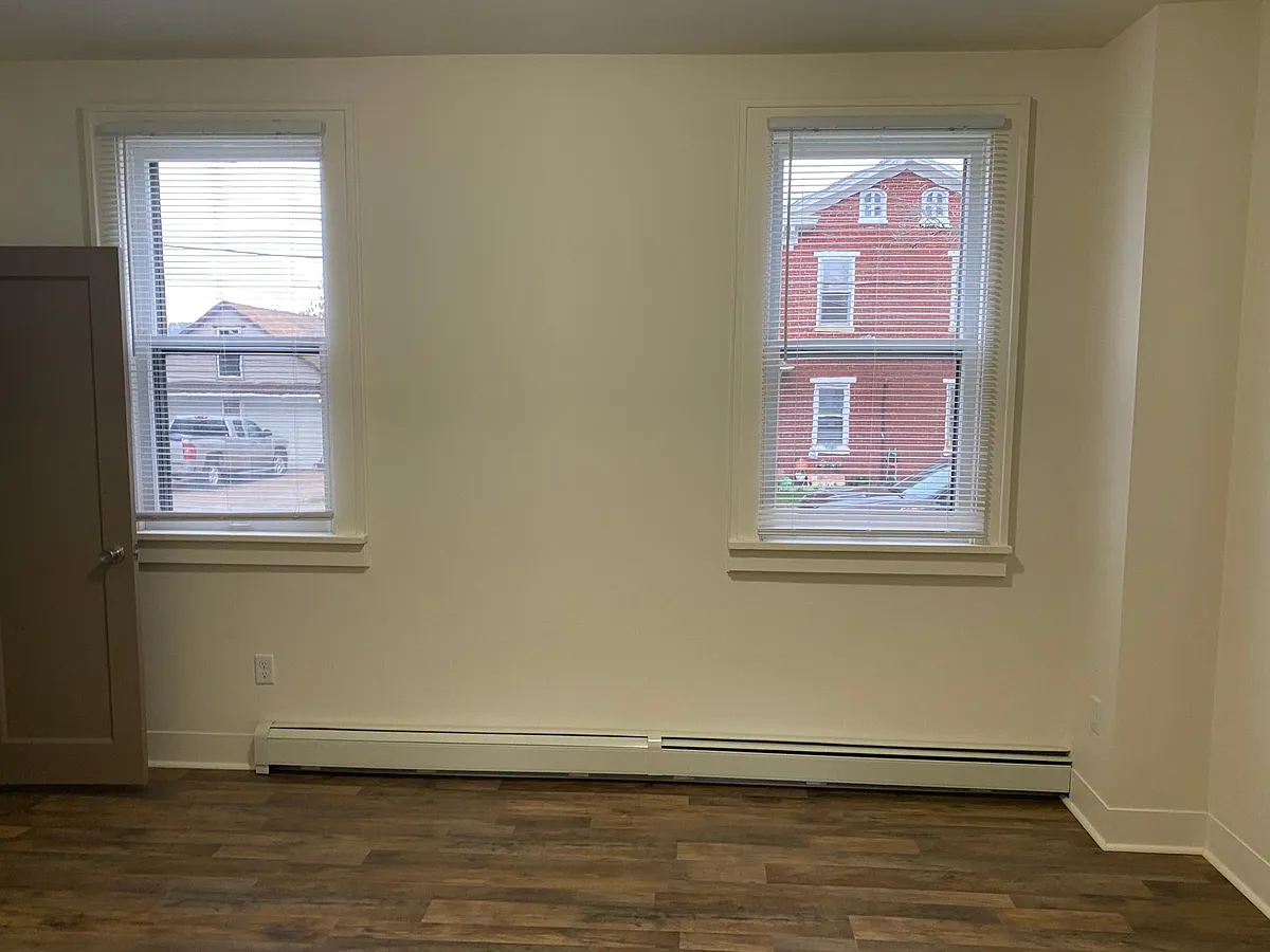 Building Photo - 105 E 4th St #1