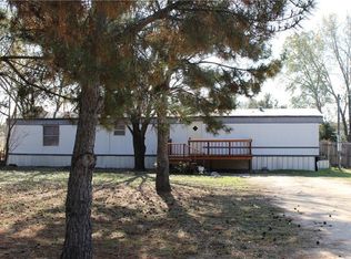 1044 Meadow Oaks St, Azle, TX 76020