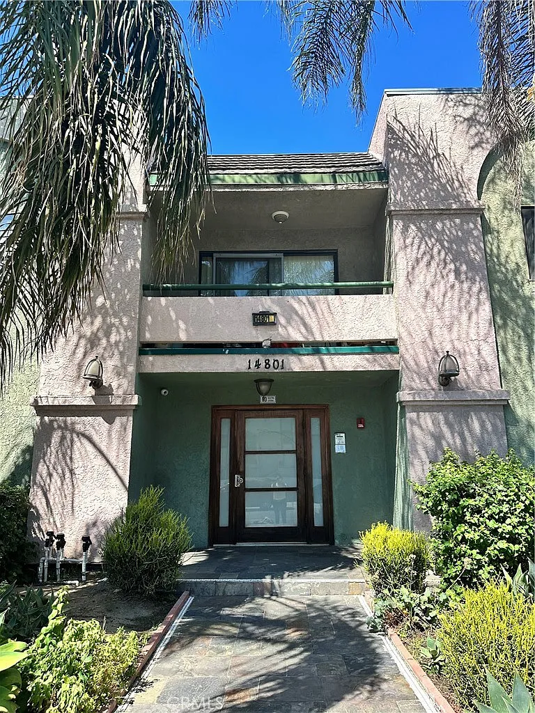 2 bed, 1001 sqft, $2,400 — Photo 1