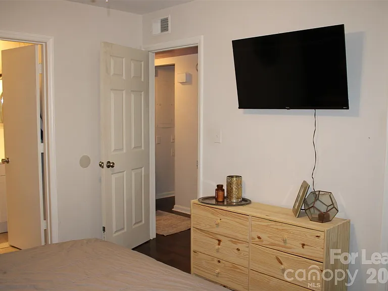 430 Queens Rd — Photo 13