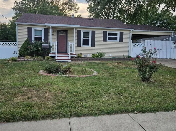 12231 Fleetwood Pl, Maryland Heights, MO 63043