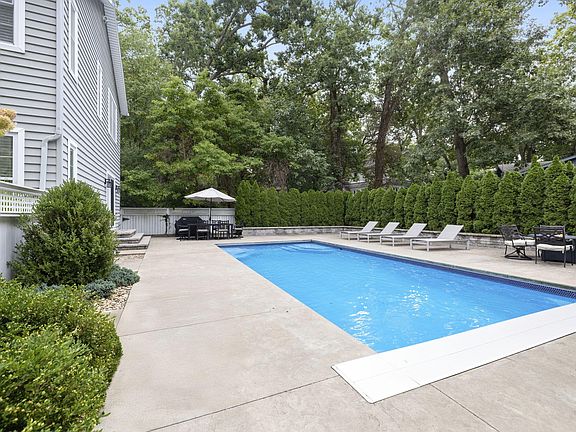 4th image of 49200 Golfview Ave