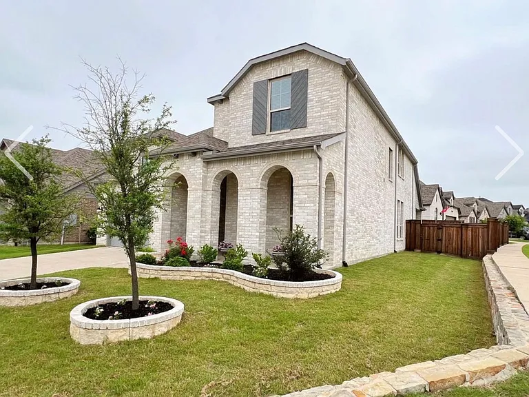 2410 Doncaster Dr — Photo 2