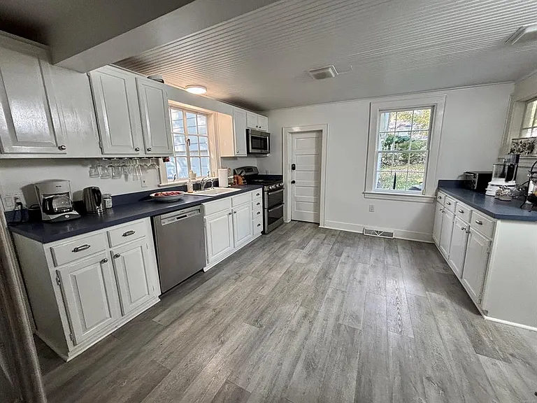 63 Kings Hwy N — Photo 7