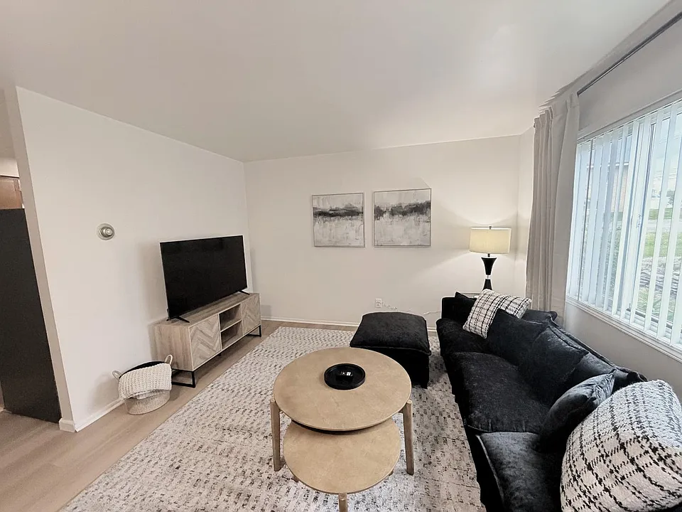 4401 N Grand River Ave #8
