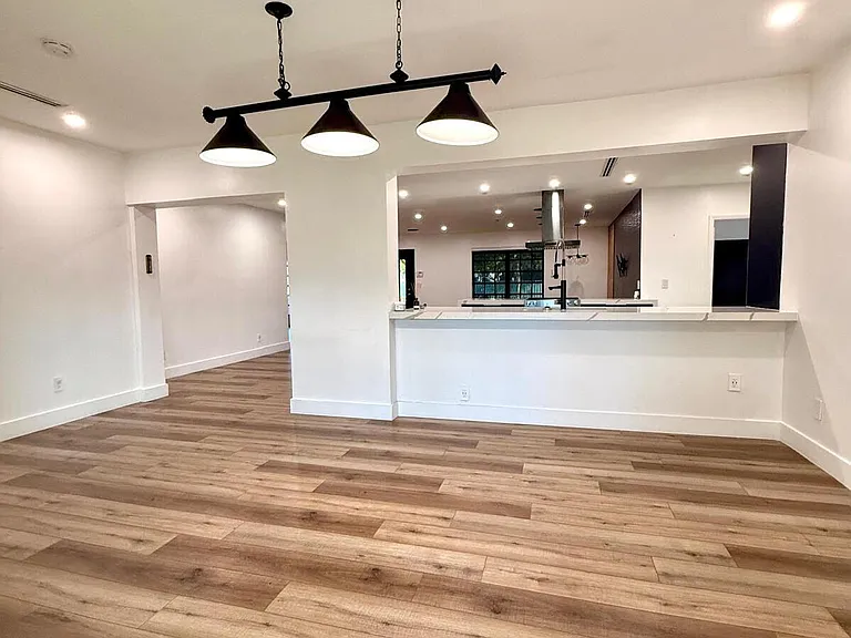 4411 Thomas St — Photo 9