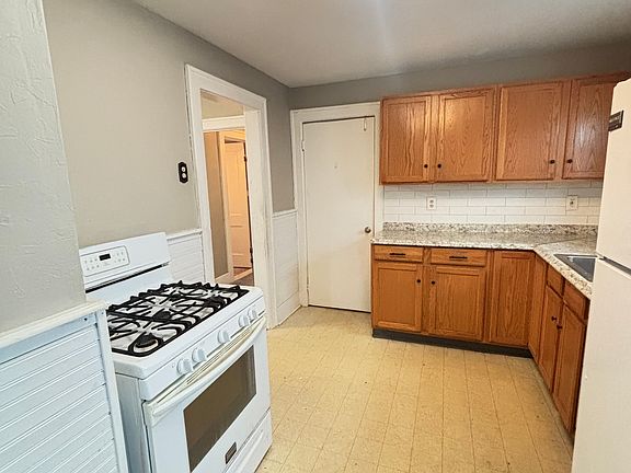5th image of 147 Nassau Ave #1