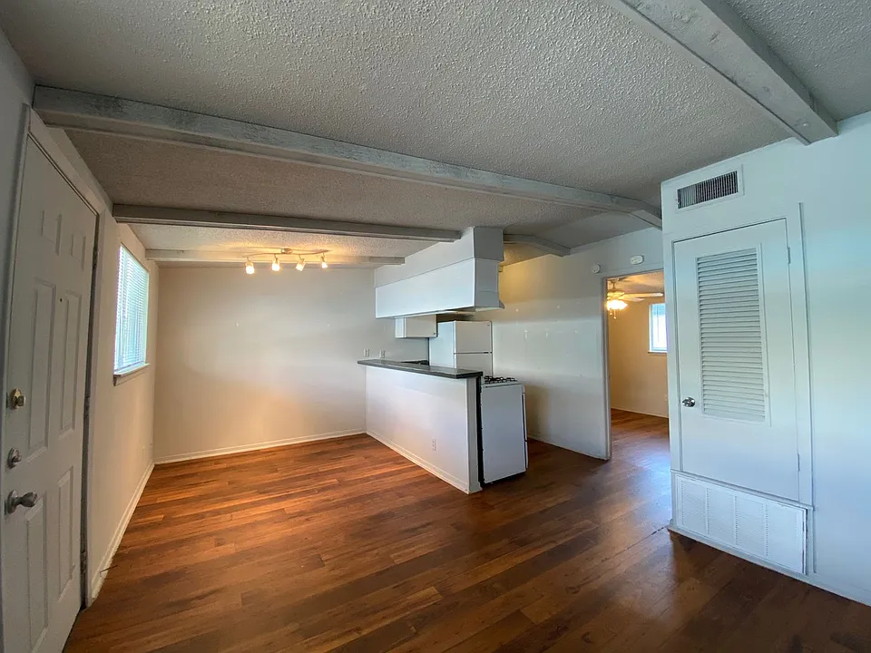 3816 Speedway #202