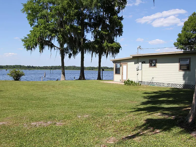 Large clean yard with plenty of room for cars and boats