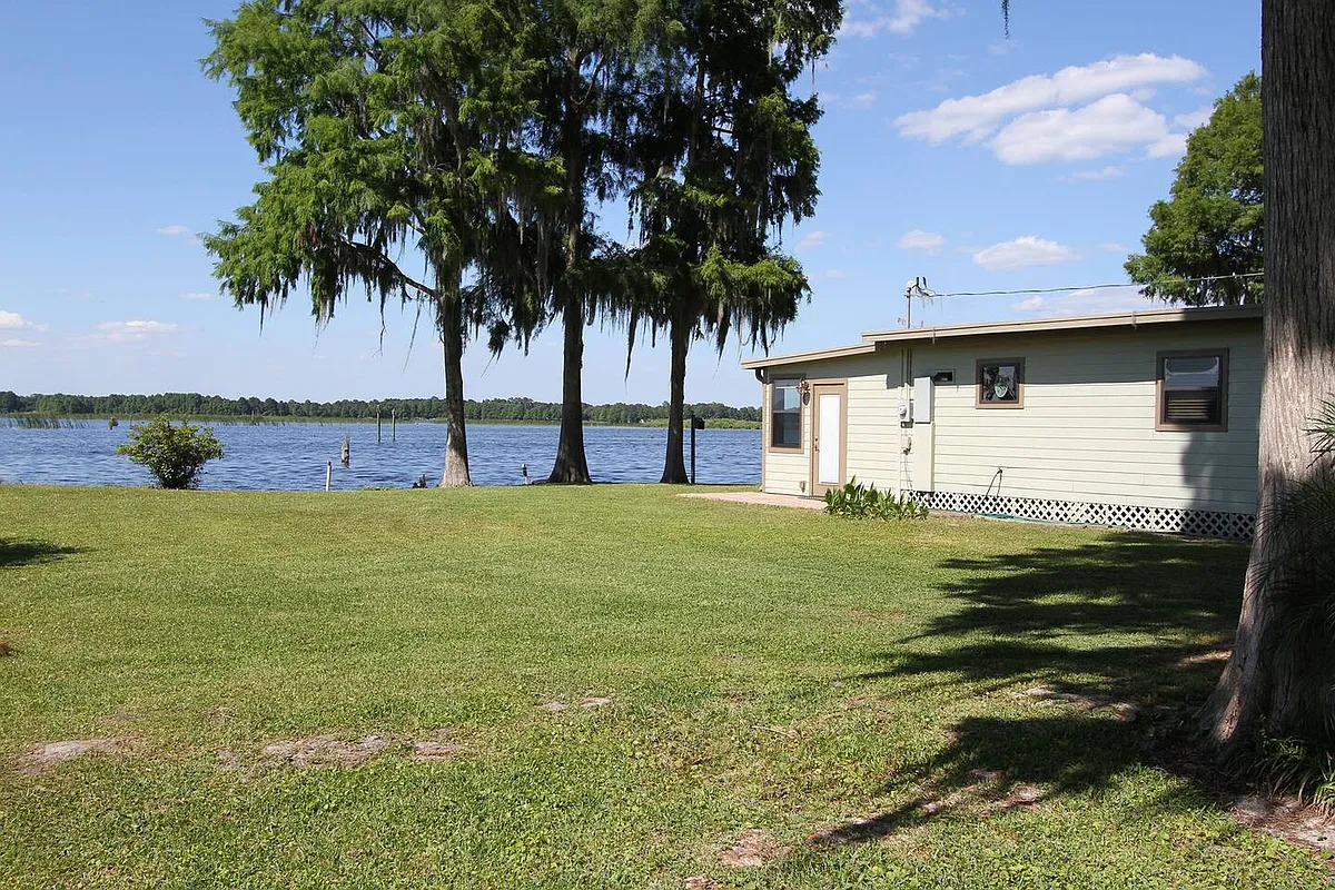 Large clean yard with plenty of room for cars and boats - 9095 W Lakeview Ct