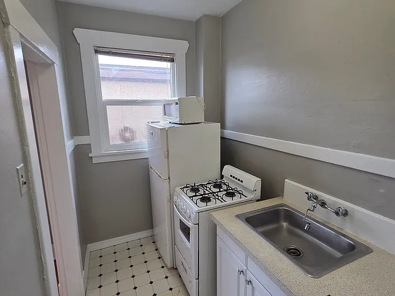 Seward Apartments — Photo 16