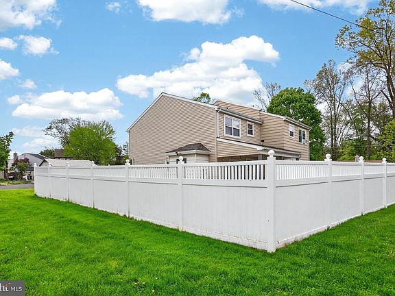 4th image of 8 Elwood Ct