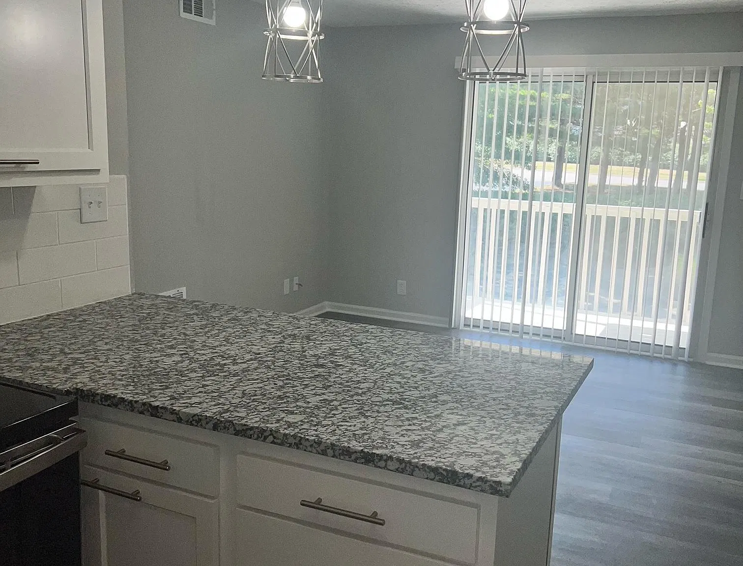 1050 Horsemans Ln — Photo 2