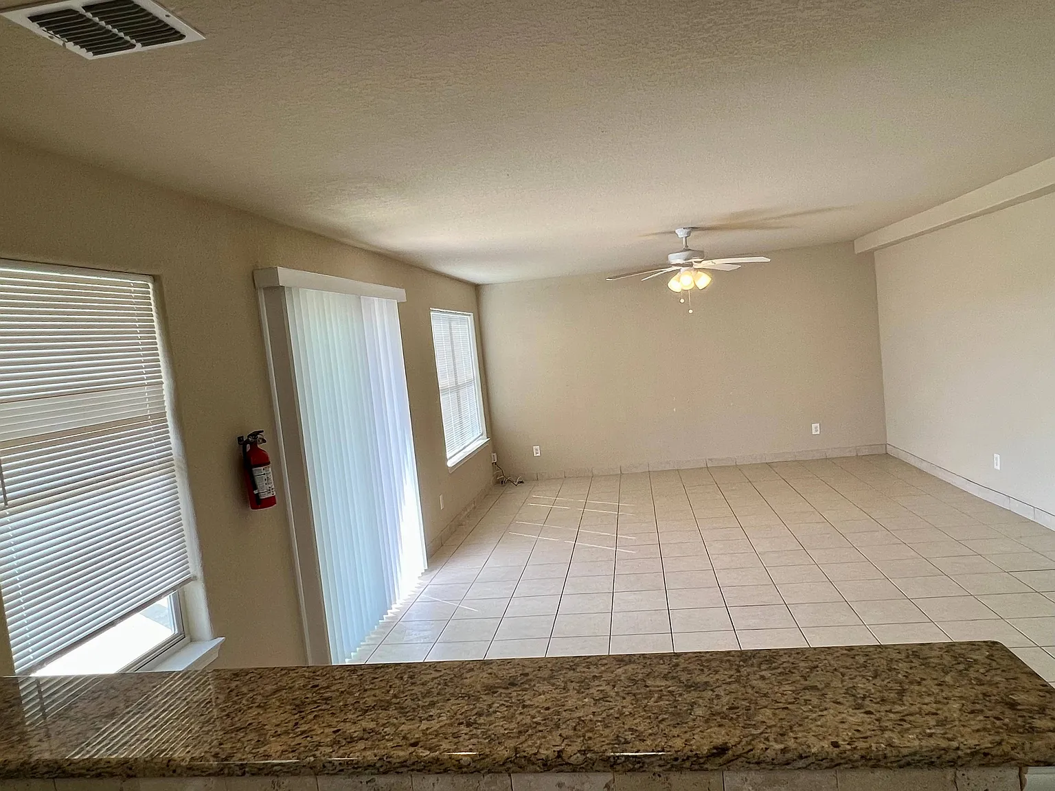 3 bed, 2.5 bath, 1832 sqft, $1,828 — Photo 3