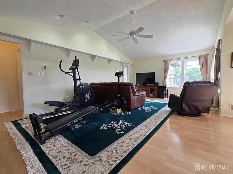 8 Glastonbury Dr — Photo 6