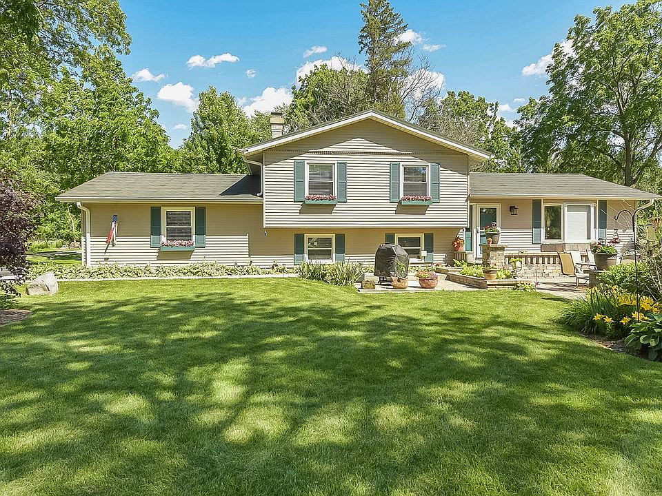 This spacious, 3-4 bedroom, 3 full bath, 2,100 sq. ft. home, located on a 1.25 acre lot has been wel