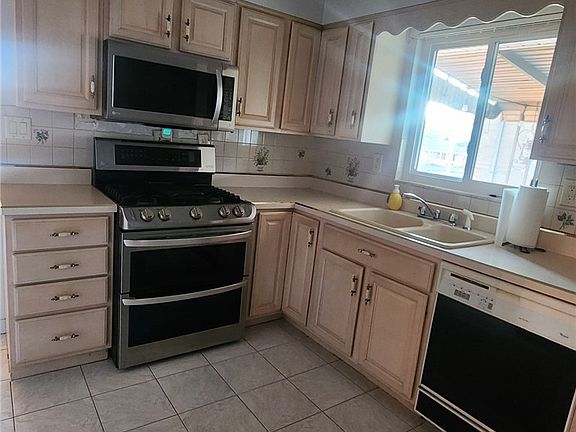 3rd image of 1586 Collier Ave