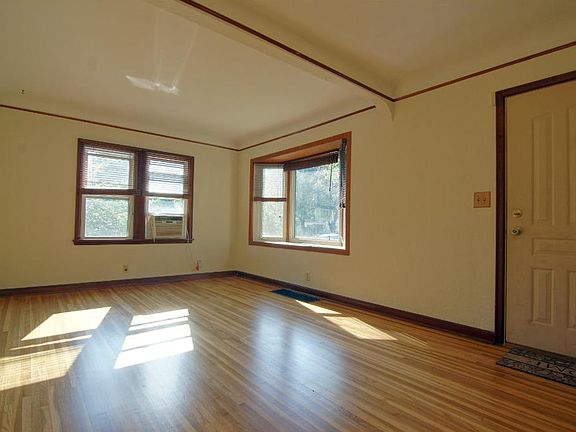 2nd image of 163 Bernard St E