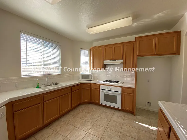 1654 Belmont Ct — Photo 16