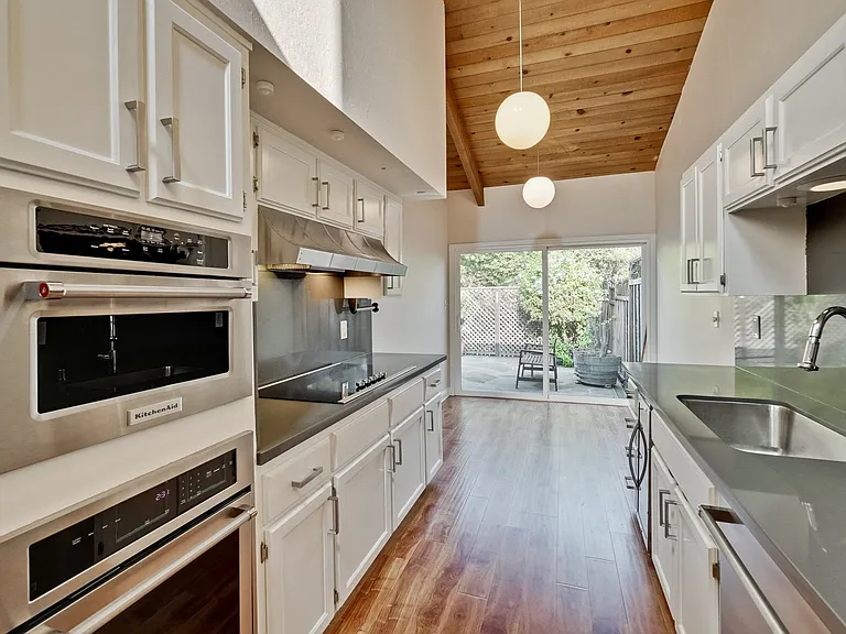 4271 Ponce Dr — Photo 2