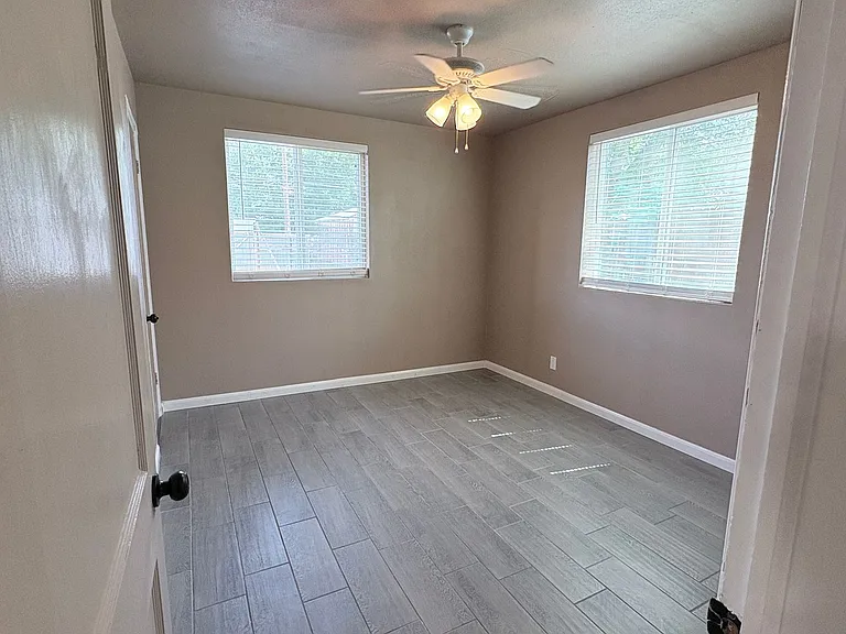 1607 W Walnut St — Photo 7