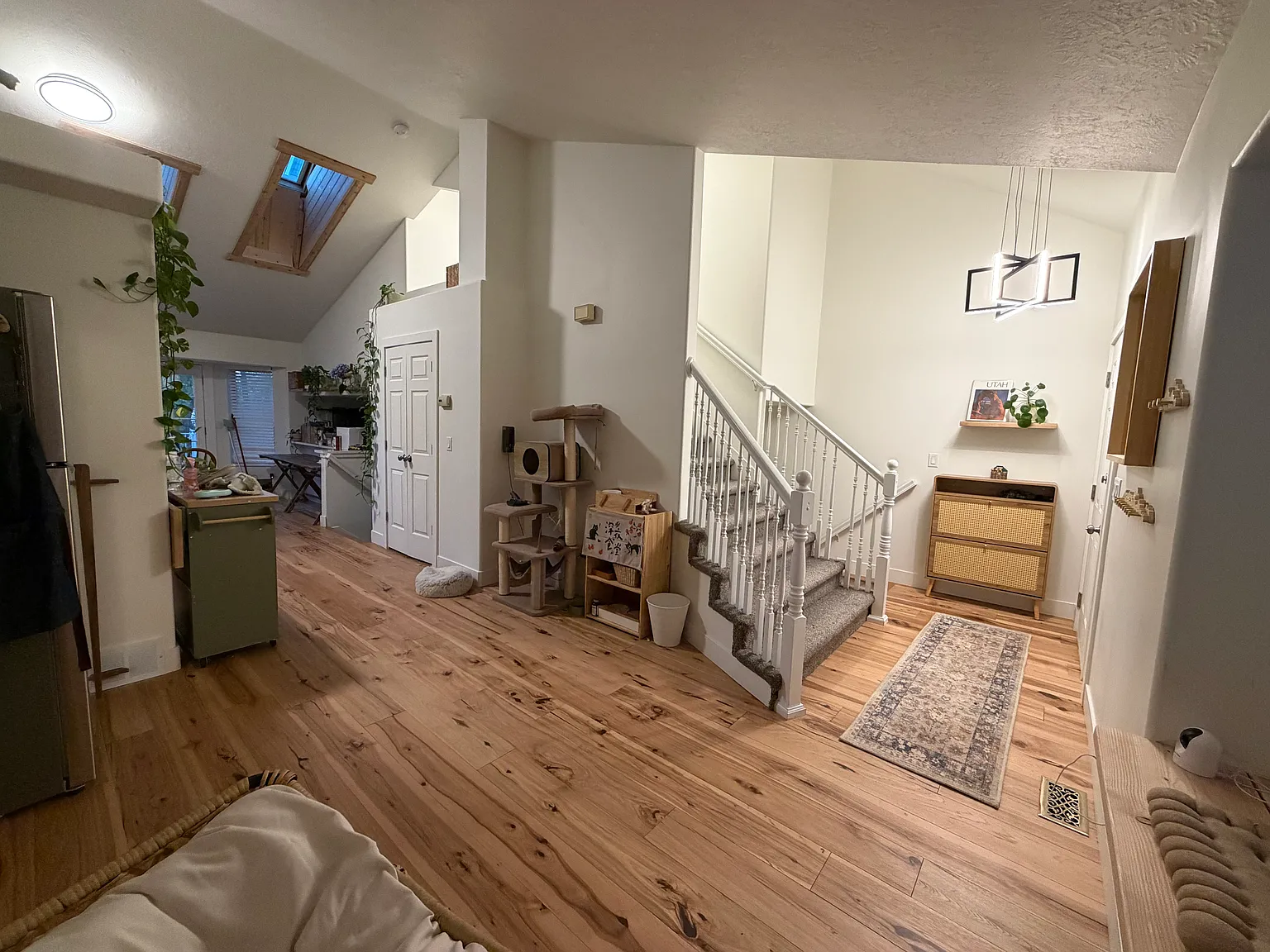 5 bed, 2430 sqft, $2,950 — Photo 2