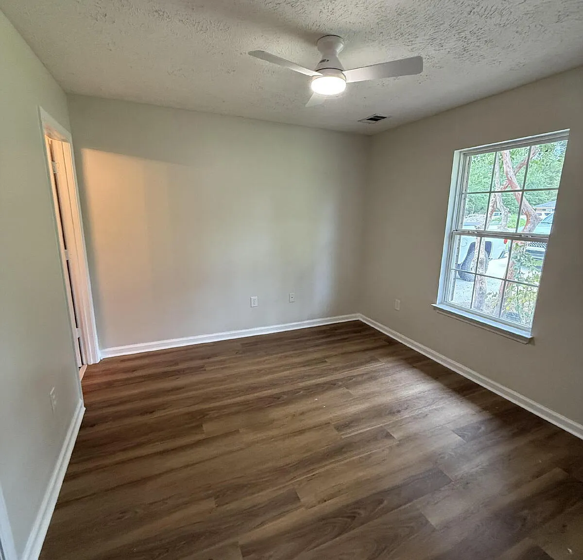 3 bed, 2.0 bath, 1181 sqft, $1,900 — Photo 4