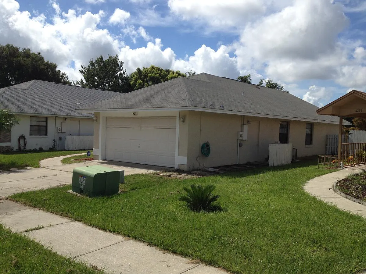 Front/garage - 4237 Sandhurst Dr